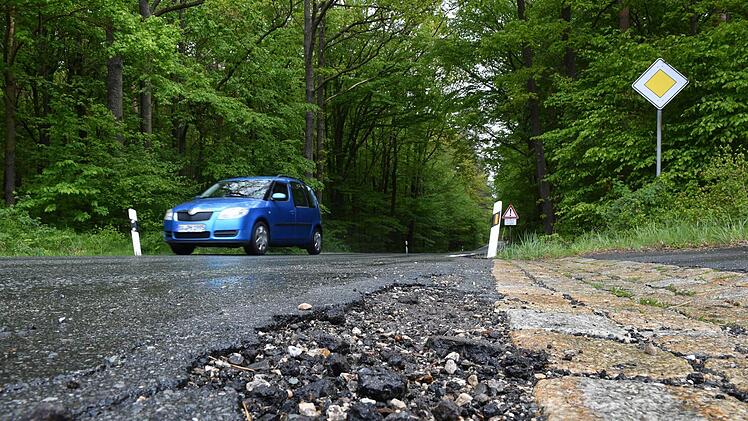 Ein Dauerbrenner ist der gefährliche Verlauf und der  schlechte Zustand der Staatsstraße zwischen Steinsdorf und Walsdorf. Foto: Ronald  Rinklef
