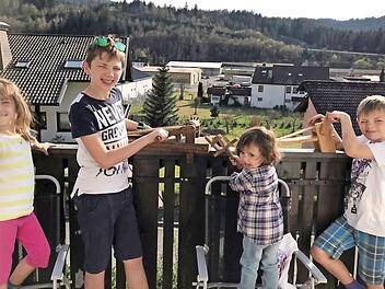 Oskar (re.) und Erich animierten ihre Schwestern zum Ratschen. Foto: sd