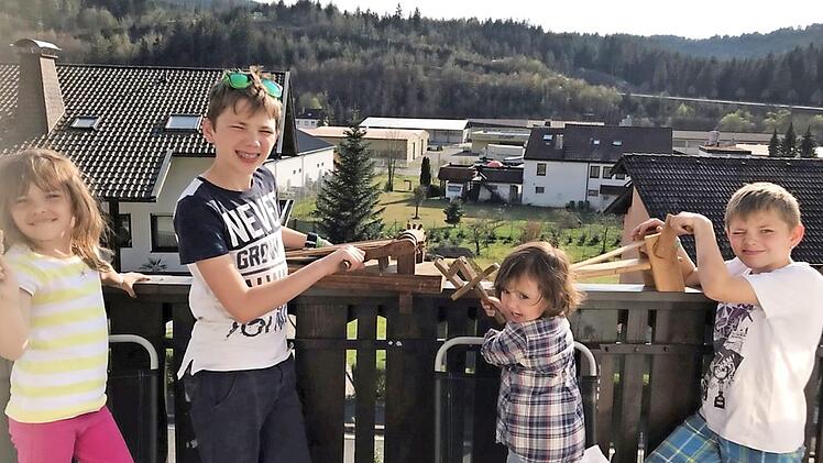 Oskar (re.) und Erich animierten ihre Schwestern zum Ratschen. Foto: sd