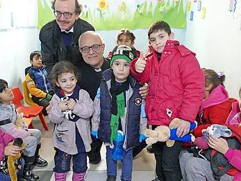 Ende Februar 2020 besuchten Pfarrer Walter Ries (links) und Abdo Raad die Schule für Flüchtlingskinder in Nameeh bei Beirut, deren Existenz durch die Stegauracher Gemeinde und das Erzbistum Bamberg gesichert ist.  Foto: Marion Krüger-Hundrup