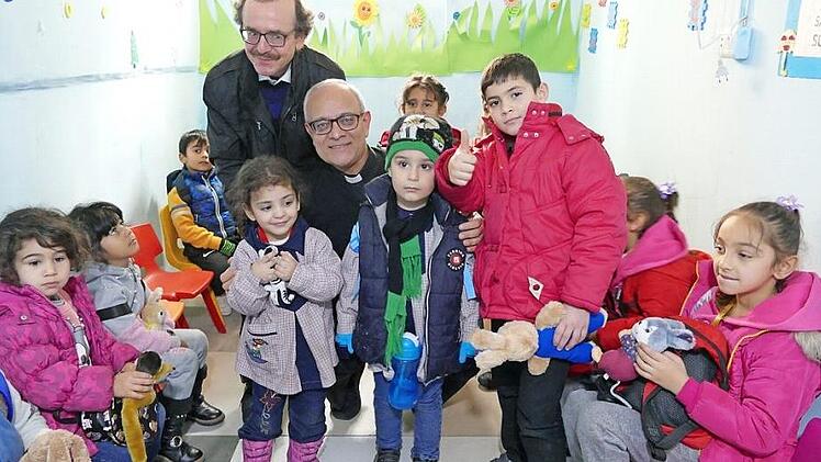 Ende Februar 2020 besuchten Pfarrer Walter Ries (links) und Abdo Raad die Schule für Flüchtlingskinder in Nameeh bei Beirut, deren Existenz durch die Stegauracher Gemeinde und das Erzbistum Bamberg gesichert ist.  Foto: Marion Krüger-Hundrup