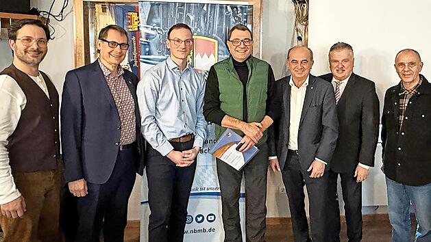 F&uuml;r seine jahrzehntelange T&auml;tigkeit als Kreisdirigent wurde Harald Streit (Mitte) mit dem Verbandsorden in Silber des Nordbayerischen Musikbunds ausgezeichnet. Ihm gratulierten (von links) Matthias Gebauer, Roland Wolfrum, Kreisvorsitzender Simon...