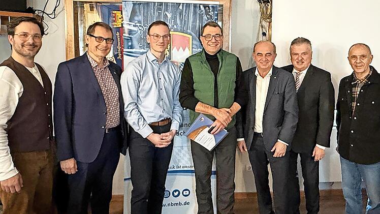Für seine jahrzehntelange Tätigkeit als Kreisdirigent wurde Harald Streit (Mitte) mit dem Verbandsorden in Silber des Nordbayerischen Musikbunds ausgezeichnet. Ihm gratulierten (von links) Matthias Gebauer, Roland Wolfrum, Kreisvorsitzender Simon...