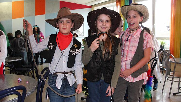 Lässig mit Lasso: Konstantin als Cowboy, Jule als Indiana Jones und Klara als Cowgirl. Foto: Miriam Hegner