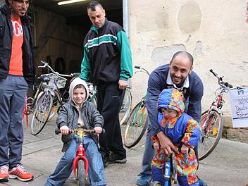 Über 20 gebrauchte Fahrräder, repariert von Fahrrad Wunner in Zapfendorf, können sich 57 Flüchtlinge in Unterleiterbach freuen. Fotos: Anja Greiner