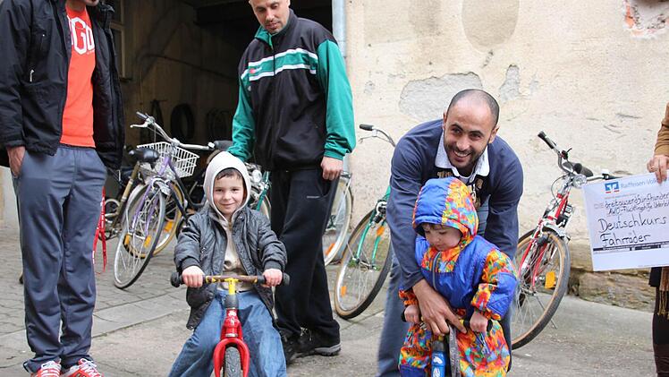 Über 20 gebrauchte Fahrräder, repariert von Fahrrad Wunner in Zapfendorf, können sich 57 Flüchtlinge in Unterleiterbach freuen. Fotos: Anja Greiner