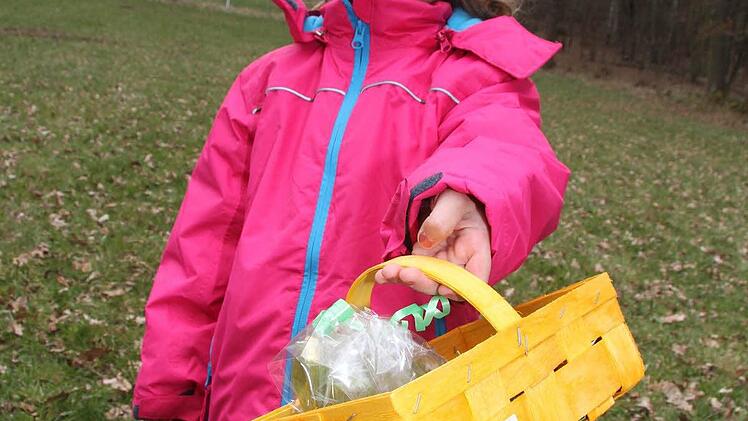 Hanna Sesselmann (4) ist gespannt, ob der Osterhase auch für sie noch etwas dabei hat. Denn zu Hause hat sie vom Osterhasen schon Playmobil und Schokoladenosterhasen in verschiedenen Größen bekommen