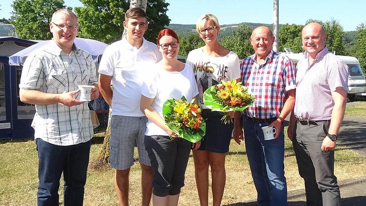 Ein willkommen für die neuen Eigentümer des Bischofsheimer Campingplatzes und Dankeschön, für die langjährigen Pächter. Das Bild zeigt von links: Tourismusrefrent Gerhard Nägler, Matthias und Madeleine Adrian, Jutta und Ralf Hahner und den stellvertretenden Bürgermeister Georg Seiffert. Foto: Marion Eckert
