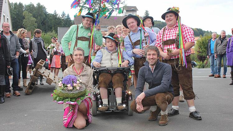 Alexander als Teil der Gruppe: Die Kirmesgesellschaft aus Motten. Foto: Birgit Will