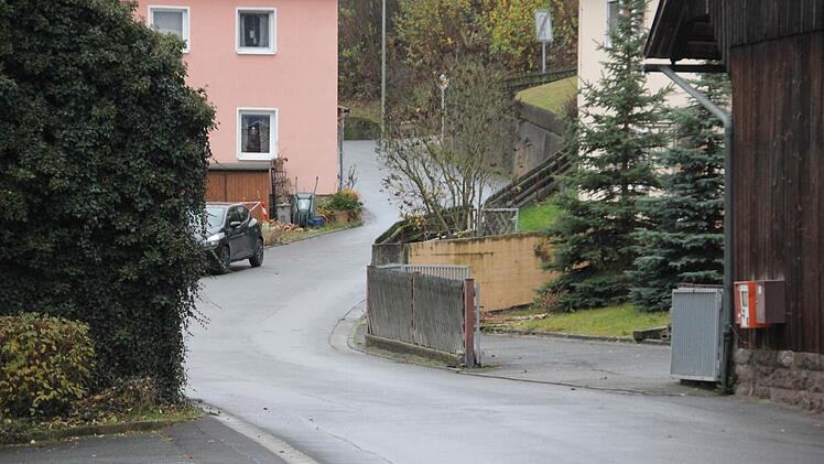 Die Wildenberger Straße in Weißenbrunn ist sehr eng.  Foto: Friedwald Schedel