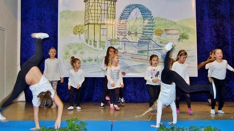 Die Sechs- bis Zwölfjährigen zeigten bei der TSVgg Hausen ihr tanzsportliches Können.  Foto: Dobschütz