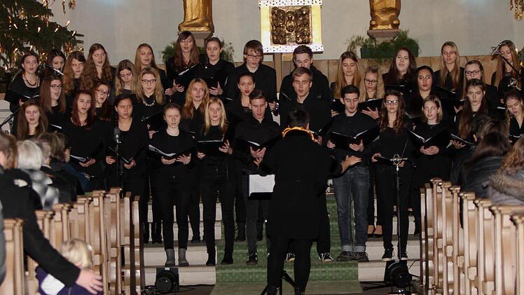 Mit einer starken Besetzung der Jugendchor "Cantarella" mit Dirigentin Sonja Wißmüller.