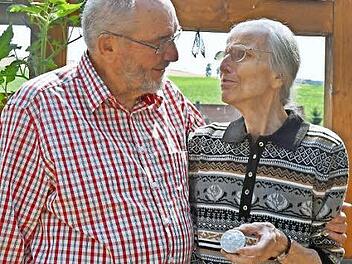 Mit einem kleinen Döschen, gefüllt mit Bohnenkaffee, begann vor vielen Jahren die große Liebe von Hartmut und Charlotte Salzbrenner. Am heutigen Donnerstag feiern sie die diamantene Hochzeit und sind glücklicher denn je.  Foto: Gabi Arnold