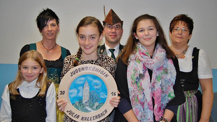 Die neue und alte Jugendkönigin Julia Kallenbach (vorne, Mitte) mit den Schwestern Lisa (rechts) und Anika Wikstrom als 1. und 2. Ritter. Dahinter als Meister des Bogenschießens "Robin Hood" Holger Fritsch (Mitte), mit "Little John" Karin Haas (rechts, 2. Platz) und "Bruder Tuck" Daniela Reich (3. Platz)  Fotos: S. v. Dobschütz