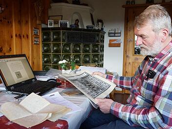 Hans Dünninger breitet auf dem Tisch das Material seiner Recherchen aus. Foto: Arkadius Guzy
