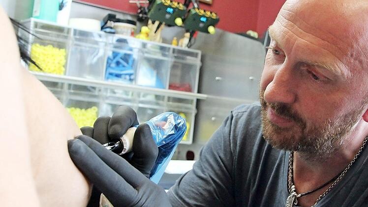 Nicht vom Original zu unterscheiden: Andy Engel rekonstruiert die Brustwarze einer Patientin mit viel Akribie und langjähriger Erfahrung.  Fotos: Diana Fuchs