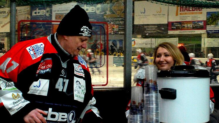 Wer an den Verkaufsständen hilft, wie hier Marco Schmitt (links), bekommt nicht besonders viel mit vom Spiel.Robert Fischer