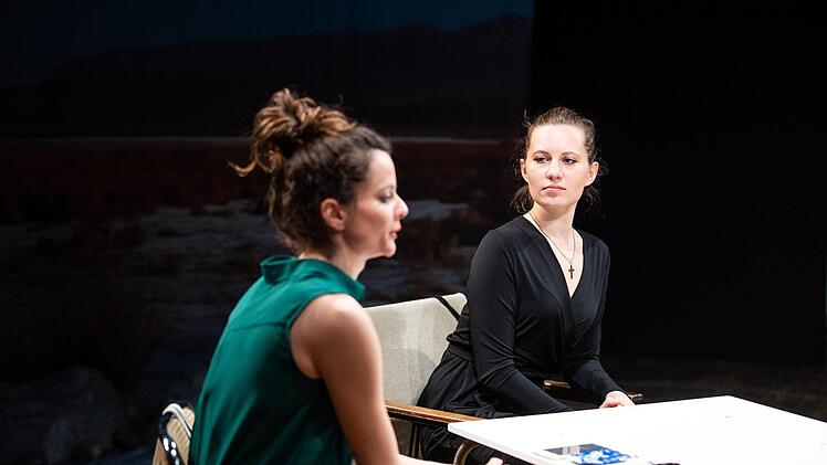 Furioses Kammerspiel: Szene aus der Coburger Erstaufführung der Komödie "Gespräch wegen der Kürbisse" in der Reithalle.Foto: Sebastian Buff