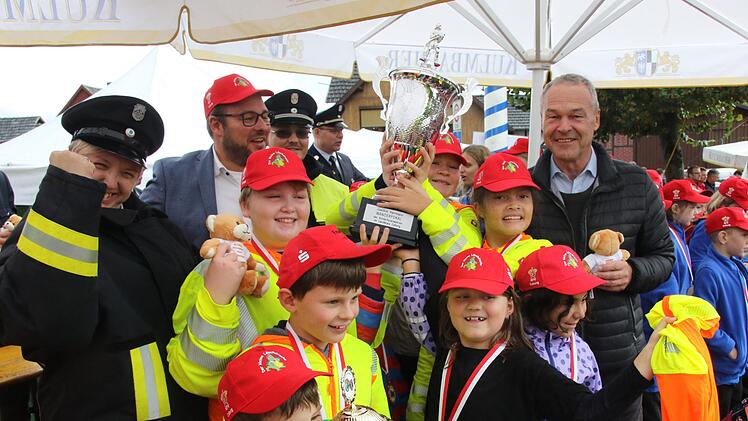 Mit großer Freude nahm die Kinderfeuerwehr aus Bergdorf Höhn den großen Pokal von Innenminister Herrmann, den der Landrat Sebastian Straubel überreichte, entgegen. Foto: Michael Stelzner