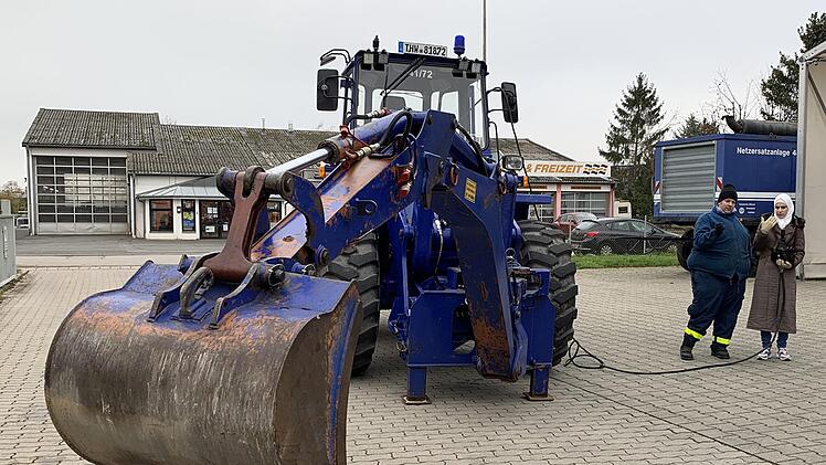 M&auml;dchen k&ouml;nnen auch mit schwerem Ger&auml;t umgehen: Safa Koukash steuerte das THW-Ger&auml;t und platzierte den Backstein um.Sonny Adam