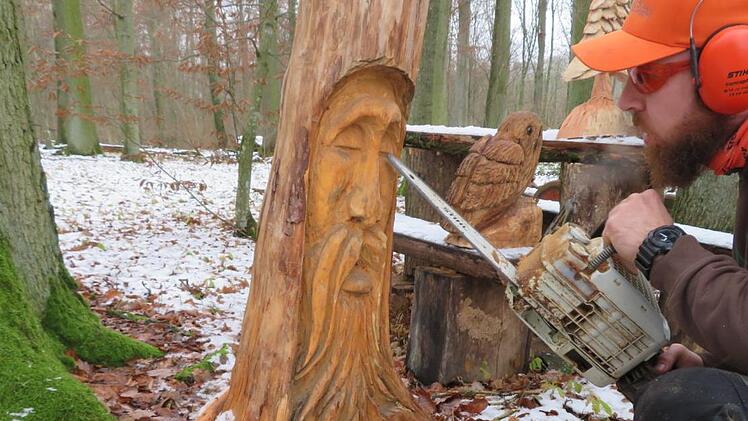 Auch wenn nur die Augen des Waldgeistes nachbearbeitet werden: Schutzkleidung ist ein unbedingtes Muss. Foto: Monika Schütz