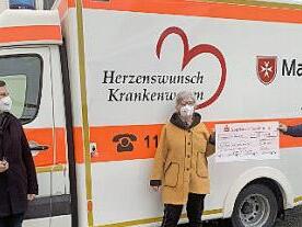 Alwin Gebhardt (l.), Margot Böhm und Christian Meyer bei der Spendenübergabe vor dem Herzenswunsch-Krankenwagen