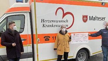 Alwin Gebhardt (l.), Margot Böhm und Christian Meyer bei der Spendenübergabe vor dem Herzenswunsch-Krankenwagen