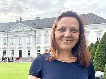 Zilli Wagner vor Schloss Bellevue in Berlin, wo sie gemeinsam mit anderen Pflegekräften vom Bundespräsidenten Frank-Walter Steinmeier empfangen wurde.