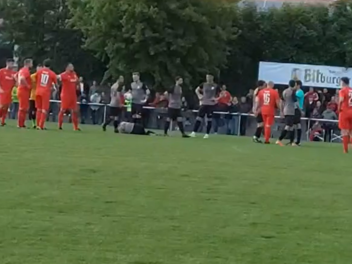 Fußball-Kreispokalspiel in Rheinland-Pfalz mit blutigem Höhepunkt Ein Spieler der Kickers Neuhofen wurde beim Pokalfinalspiel in Gommersheim (Kreis Südliche Weinstraße) von einem Zuschauer angegriffen. Zuvor wurden während der Partie (siehe Screenshot) fünf Rote Karten verteilt