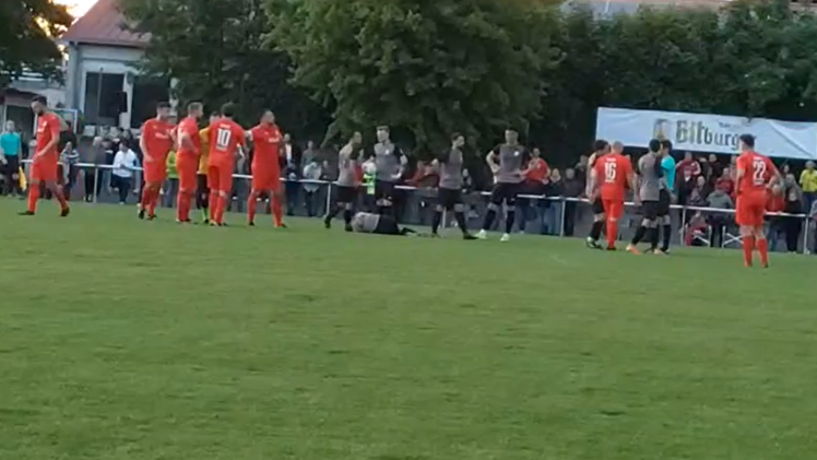 Ein Spieler der Kickers Neuhofen wurde beim Pokalfinalspiel in Gommersheim (Kreis S&uuml;dliche Weinstra&szlig;e) von einem Zuschauer angegriffen. Zuvor wurden w&auml;hrend der Partie (siehe Screenshot) f&uuml;nf Rote Karten verteilt