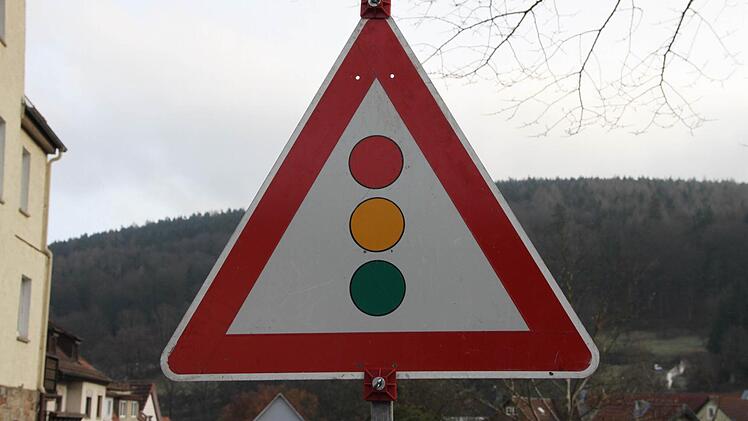 Hinweisschilder machen auf die neue Ampelanlage aufmerksam.