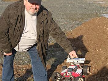 "Hier wird unser neuer Plassenburg-Ring entstehen - hinter der Kläranlage, mit direktem Blick auf die Burg", freut sich der Vorsitzende Helmut Schnittka. Foto: Sonja Adam