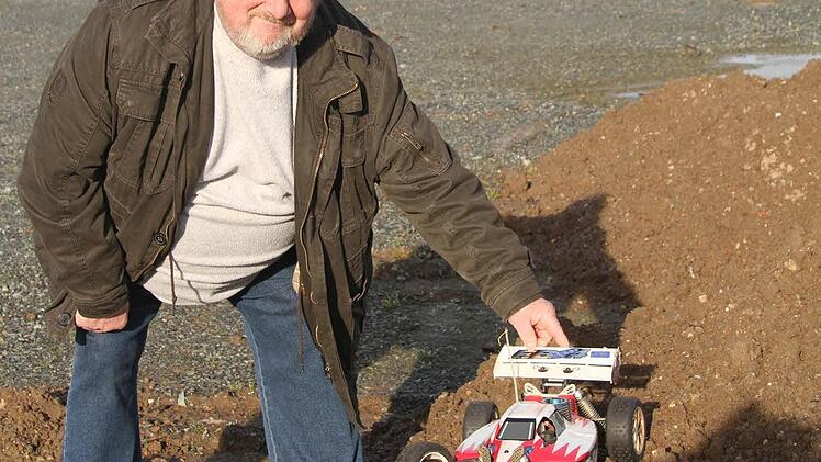 "Hier wird unser neuer Plassenburg-Ring entstehen - hinter der Kläranlage, mit direktem Blick auf die Burg", freut sich der Vorsitzende Helmut Schnittka. Foto: Sonja Adam
