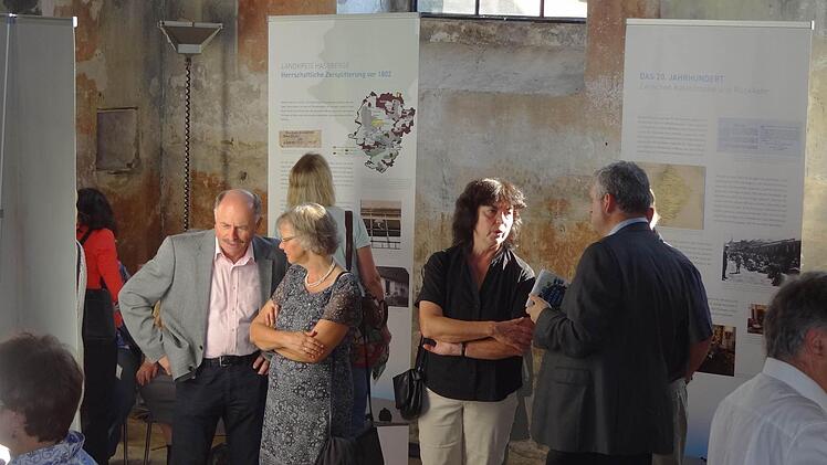 Die Synagoge in Memmelsdorf ist ein Ort der Begegnung und des Entdeckens. Am Dienstag wurde die Ausstellung "Mitten unter uns" eröffnet.