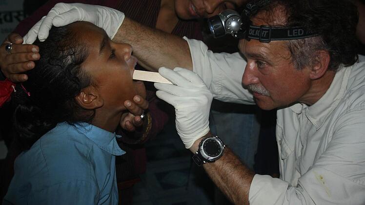 HNO-Arzt Alexander Philipp untersuchte die Kinder der Malekhu-Grundschule bei den Gesundheitstagen. Foto: privat