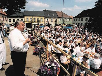 Großer Andrang beim Stadtfest 1992 auf dem Marktplatz. Der damalige Bürgermeister Klaus Peter Söllner (links) und der damalige Landrat Herbert Hofmann (†) hießen das Publikum willkommen. Foto: Stadt Stadtsteinach/Archiv