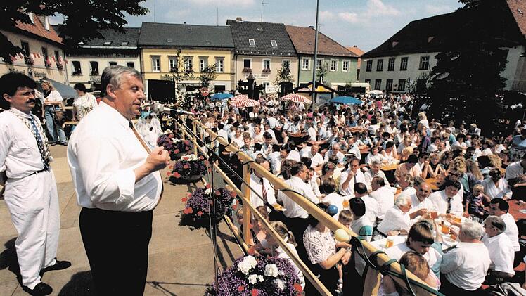 Großer Andrang beim Stadtfest 1992 auf dem Marktplatz. Der damalige Bürgermeister Klaus Peter Söllner (links) und der damalige Landrat Herbert Hofmann (†) hießen das Publikum willkommen. Foto: Stadt Stadtsteinach/Archiv