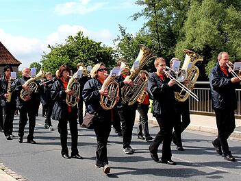 Die Adelsdorfer Musikanten begleiten natürlich die Festlichkeiten im Ort. Foto: Johanna Blum