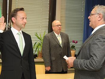 Das älteste Mitglied im Marktgemeinderat, Siegfried Escher (rechts), vereidigte Bürgermeister Robert Bosch und legte ihm anschließend auch die Amtskette um. Fotos: Jochen Nützel