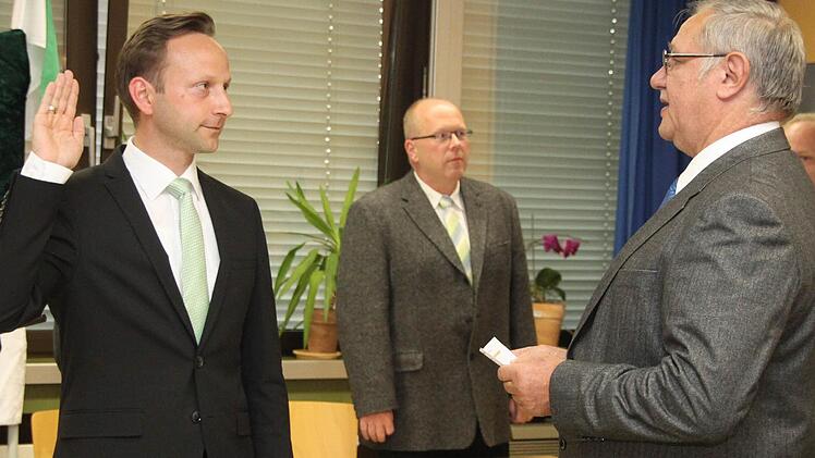 Das älteste Mitglied im Marktgemeinderat, Siegfried Escher (rechts), vereidigte Bürgermeister Robert Bosch und legte ihm anschließend auch die Amtskette um. Fotos: Jochen Nützel