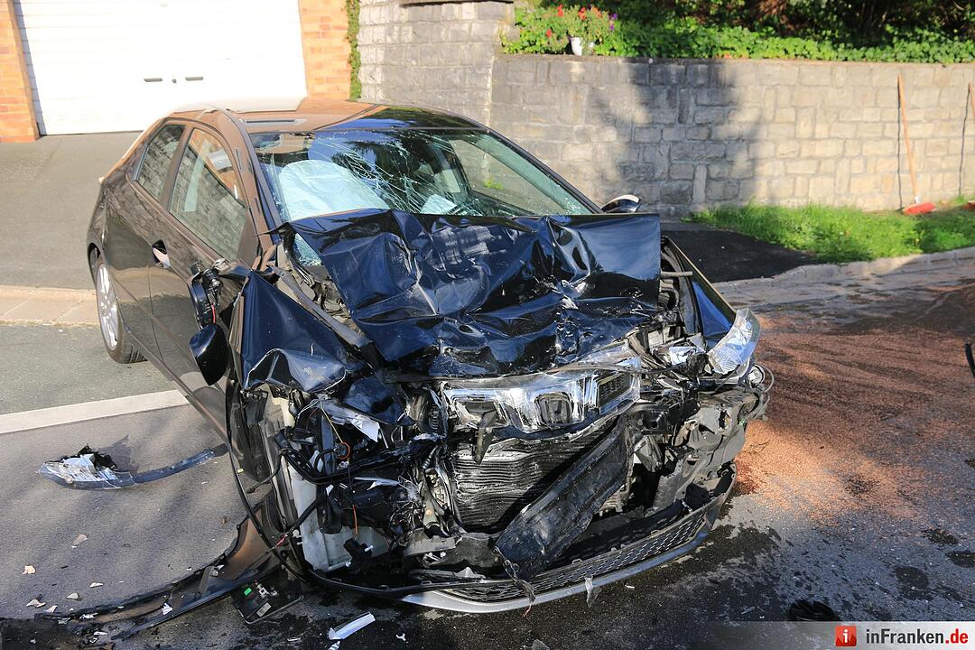 Auto übersehen: Zwei Verletzte bei Unfall in Ebermannstadt