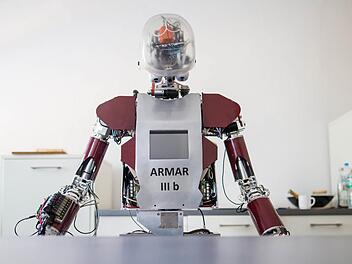 Ein Roboter mit der Bezeichnung "ARMAR IIIb" im Karlsruher Institut für Technologie. Foto: Christoph Schmidt/dpa