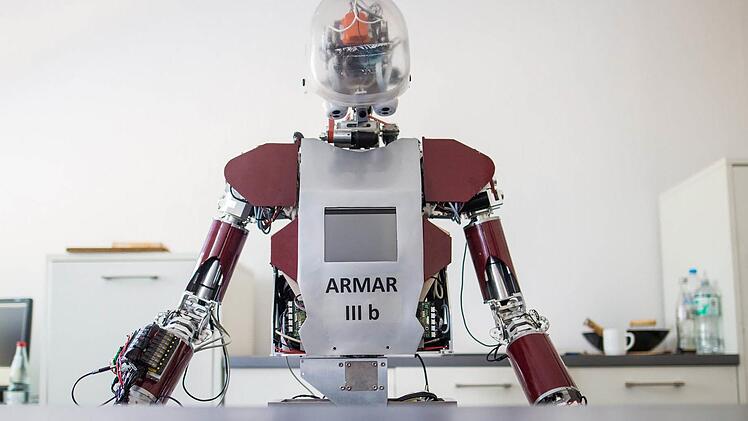 Ein Roboter mit der Bezeichnung "ARMAR IIIb" im Karlsruher Institut für Technologie. Foto: Christoph Schmidt/dpa