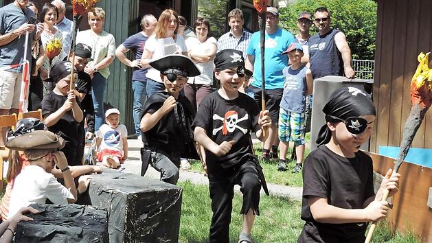 Piraten st&uuml;rmten den Kindergarten in Untersteinbach.  Foto: heki