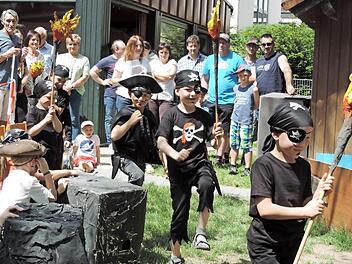 Piraten st&uuml;rmten den Kindergarten in Untersteinbach.  Foto: heki