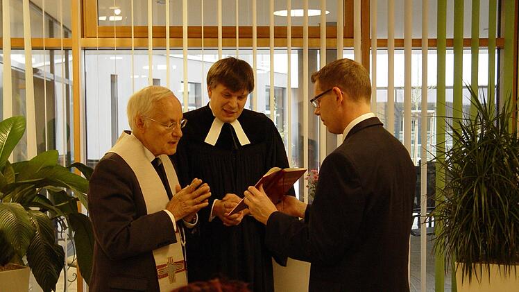 Segensworte von Karl Ebner  und Carsten Friedel  mit       Ministrant Marco Schäfer. Brigitta Kempe-Wolf