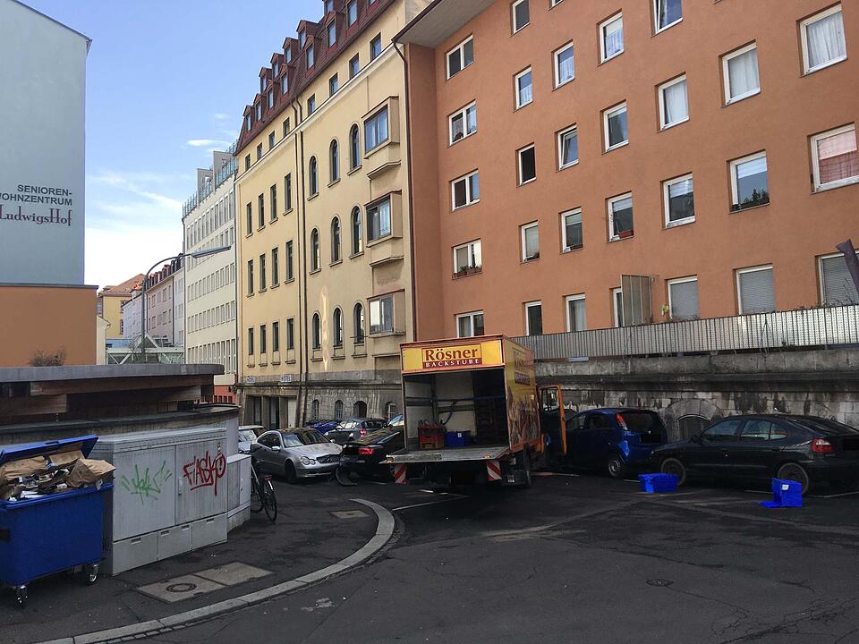 Feld der Verwüstung in Würzburg: Psychisch kranker Mann klaut Laster und rammt Autos