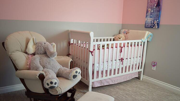 Schockmoment für eine Mutter. Am Dienstagabend kam aus ihrem Babyfon plötzlich   eine fremde Männerstimme  - ein  Einbrecher stand im Kinderzimmer. Symbolfoto: Pixabay.
