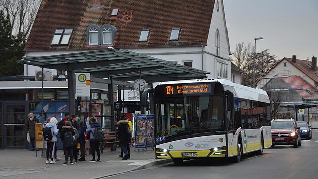 Was gestern noch eine Probefahrt war, folgt ab Sonntag t&auml;glich: Die neue Linie 134 h&auml;lt an der Sch&uuml;tt.  Fotos: Bernhard Panzer