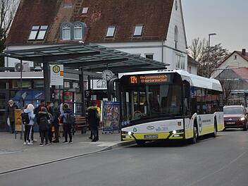 Was gestern noch eine Probefahrt war, folgt ab Sonntag täglich: Die neue Linie 134 hält an der Schütt.  Fotos: Bernhard Panzer